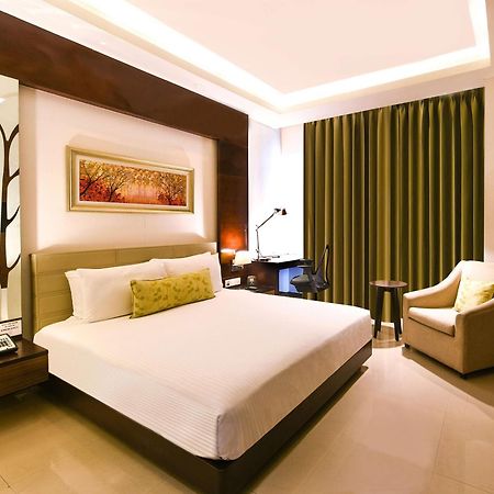 Doubletree By Hilton Gurugram Baani Square Hotel Gurgaon Exterior photo