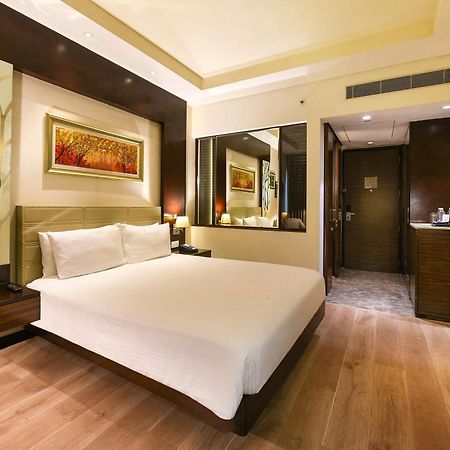 Doubletree By Hilton Gurugram Baani Square Hotel Gurgaon Exterior photo