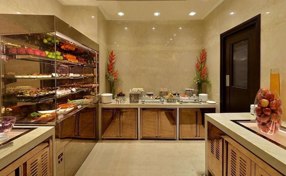 Doubletree By Hilton Gurugram Baani Square Hotel Gurgaon Exterior photo
