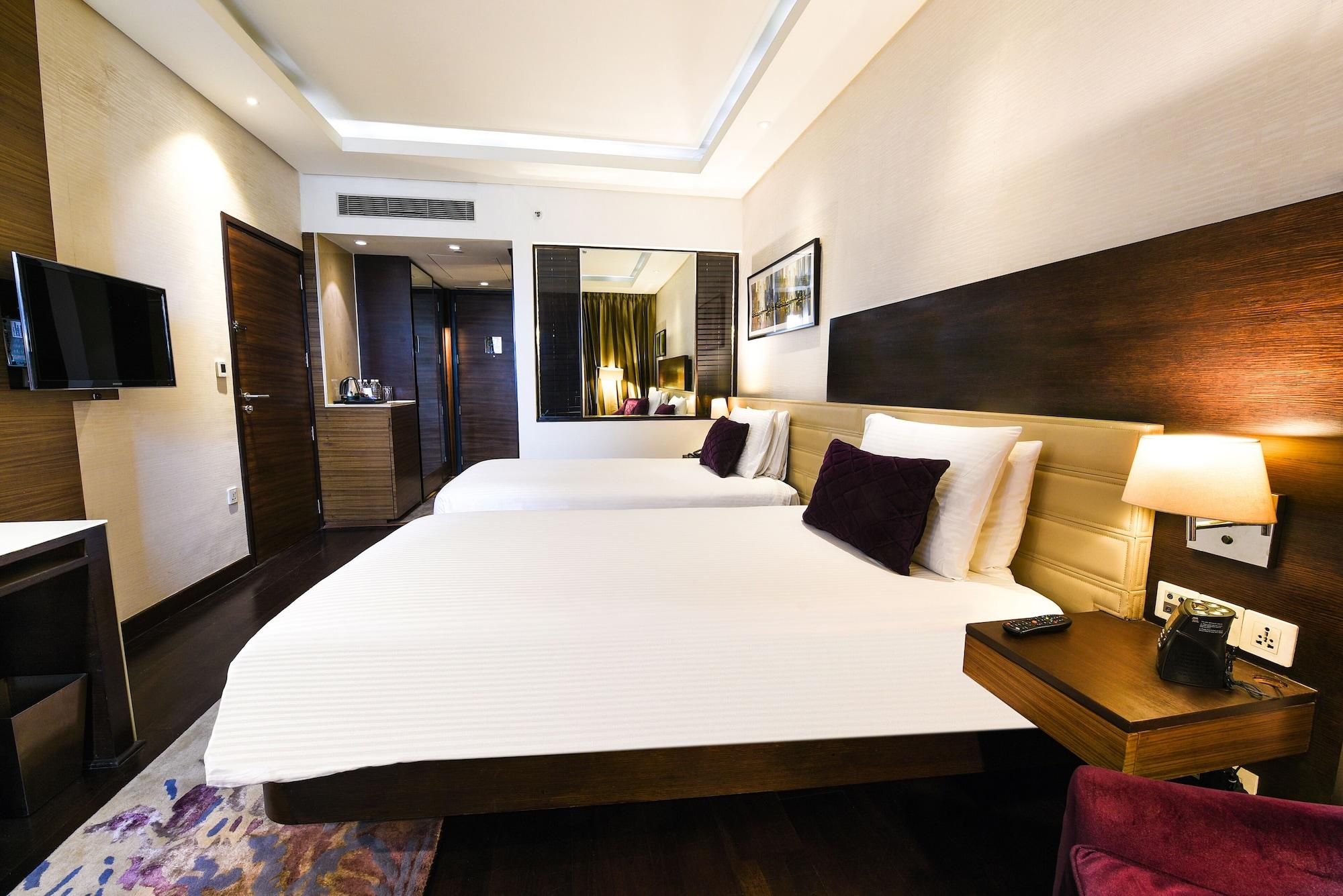 Doubletree By Hilton Gurugram Baani Square Hotel Gurgaon Exterior photo