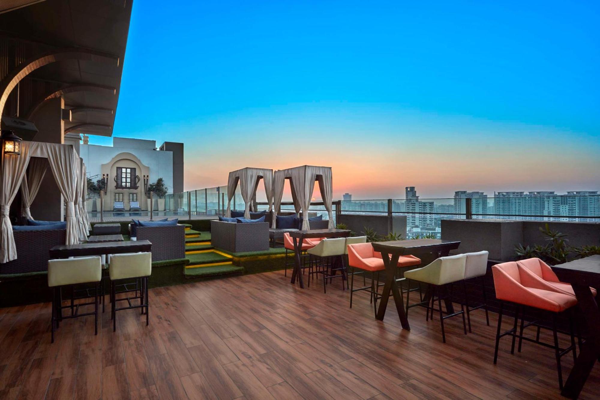 Doubletree By Hilton Gurugram Baani Square Hotel Gurgaon Exterior photo