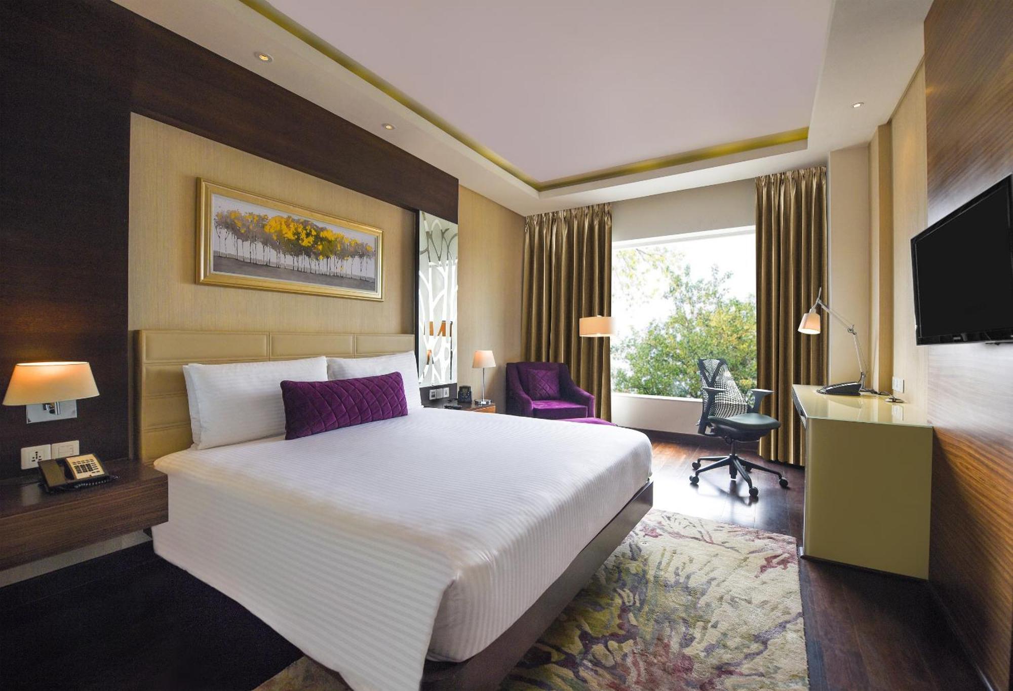 Doubletree By Hilton Gurugram Baani Square Hotel Gurgaon Exterior photo