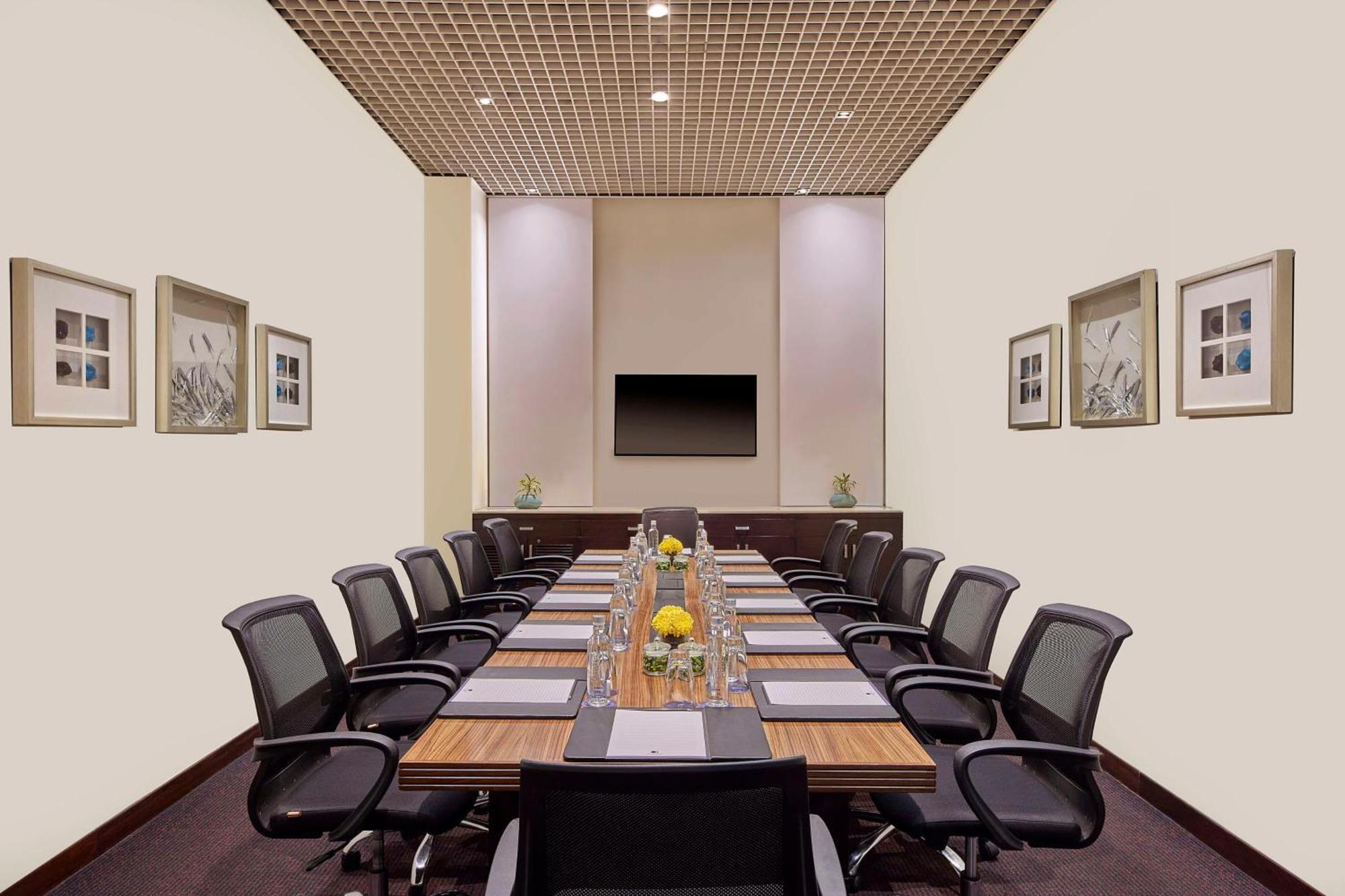 Doubletree By Hilton Gurugram Baani Square Hotel Gurgaon Exterior photo