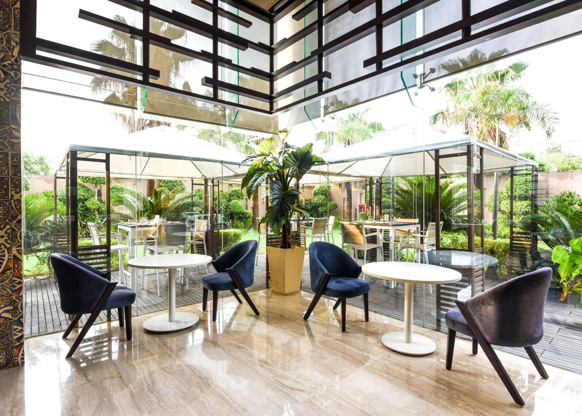 Doubletree By Hilton Gurugram Baani Square Hotel Gurgaon Exterior photo