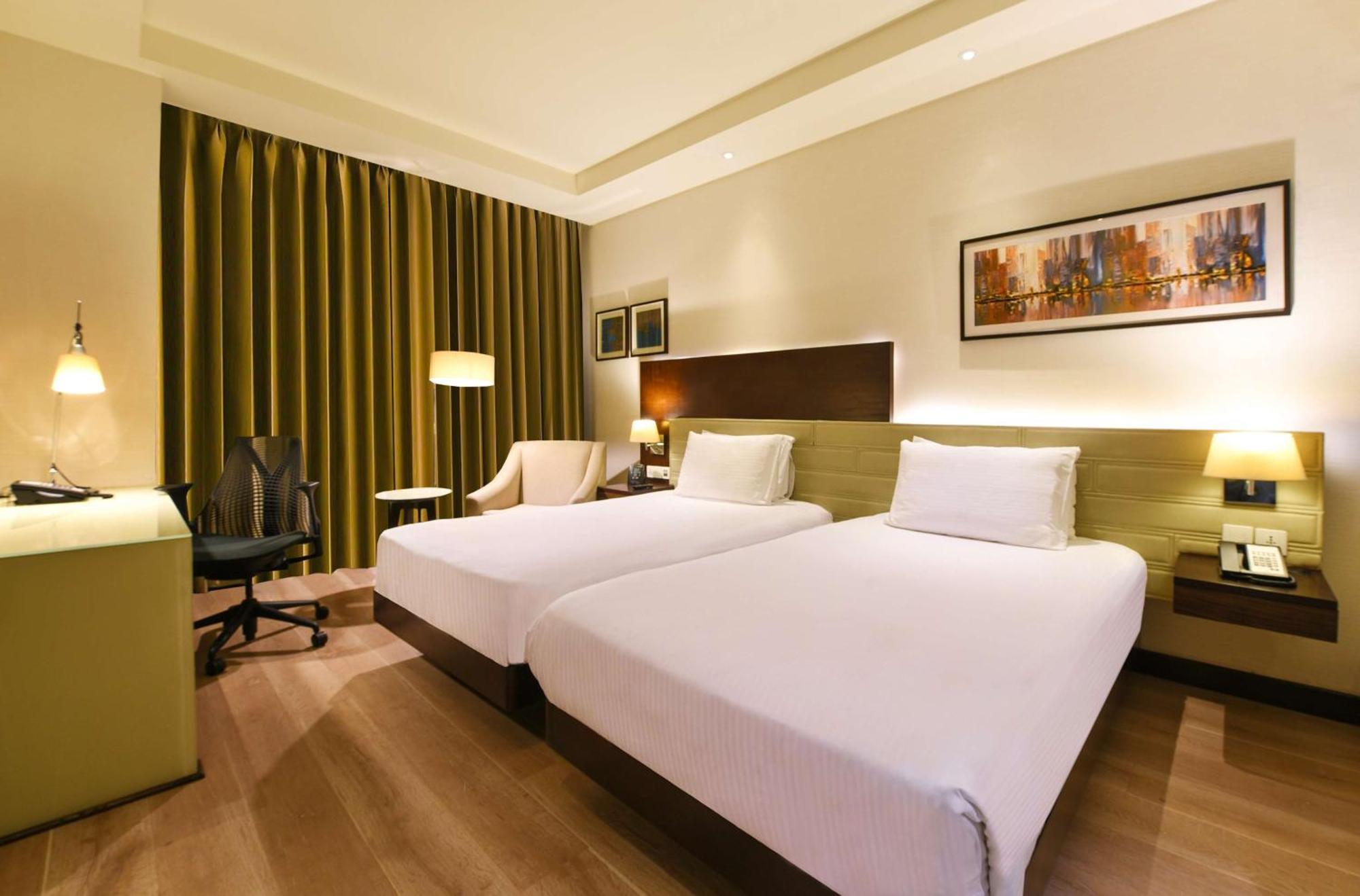 Doubletree By Hilton Gurugram Baani Square Hotel Gurgaon Exterior photo