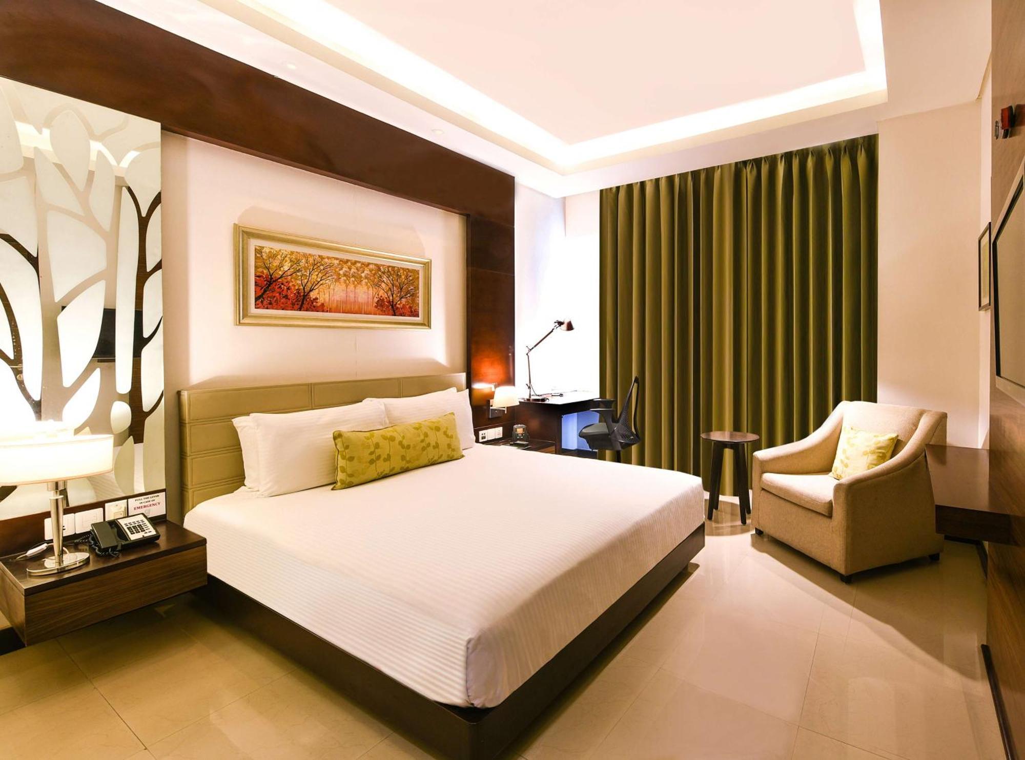 Doubletree By Hilton Gurugram Baani Square Hotel Gurgaon Exterior photo