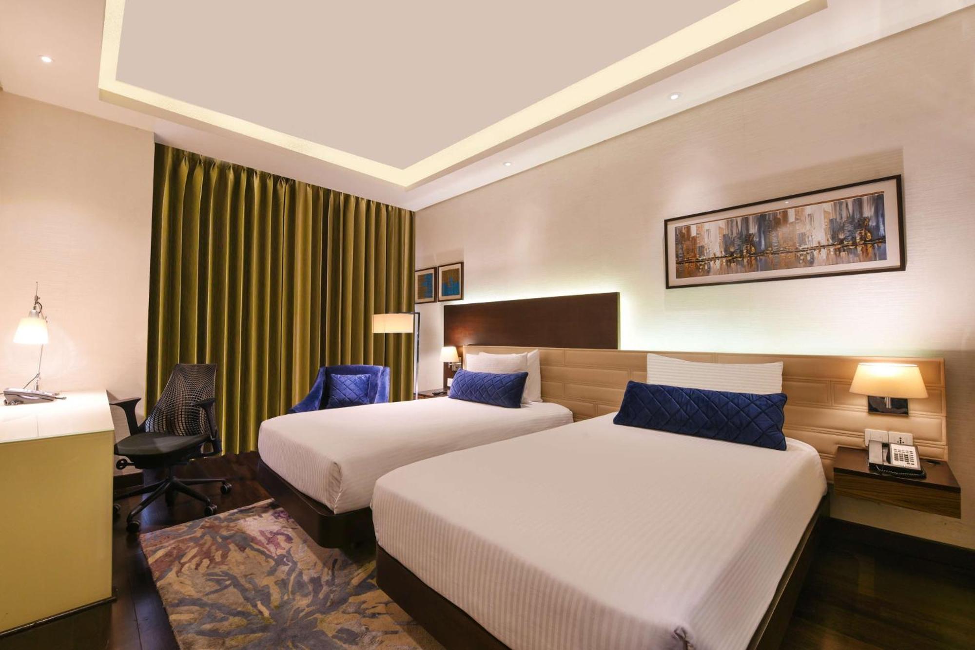 Doubletree By Hilton Gurugram Baani Square Hotel Gurgaon Exterior photo