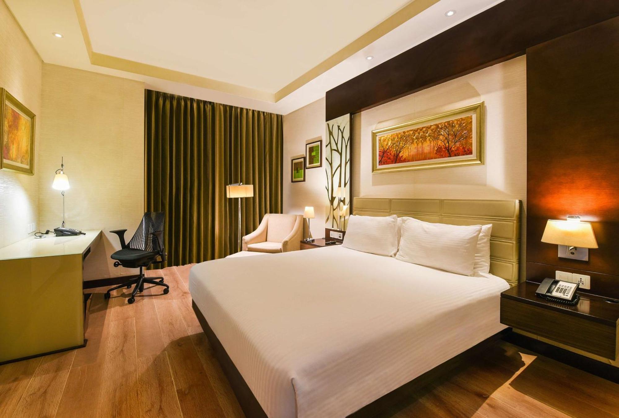 Doubletree By Hilton Gurugram Baani Square Hotel Gurgaon Exterior photo