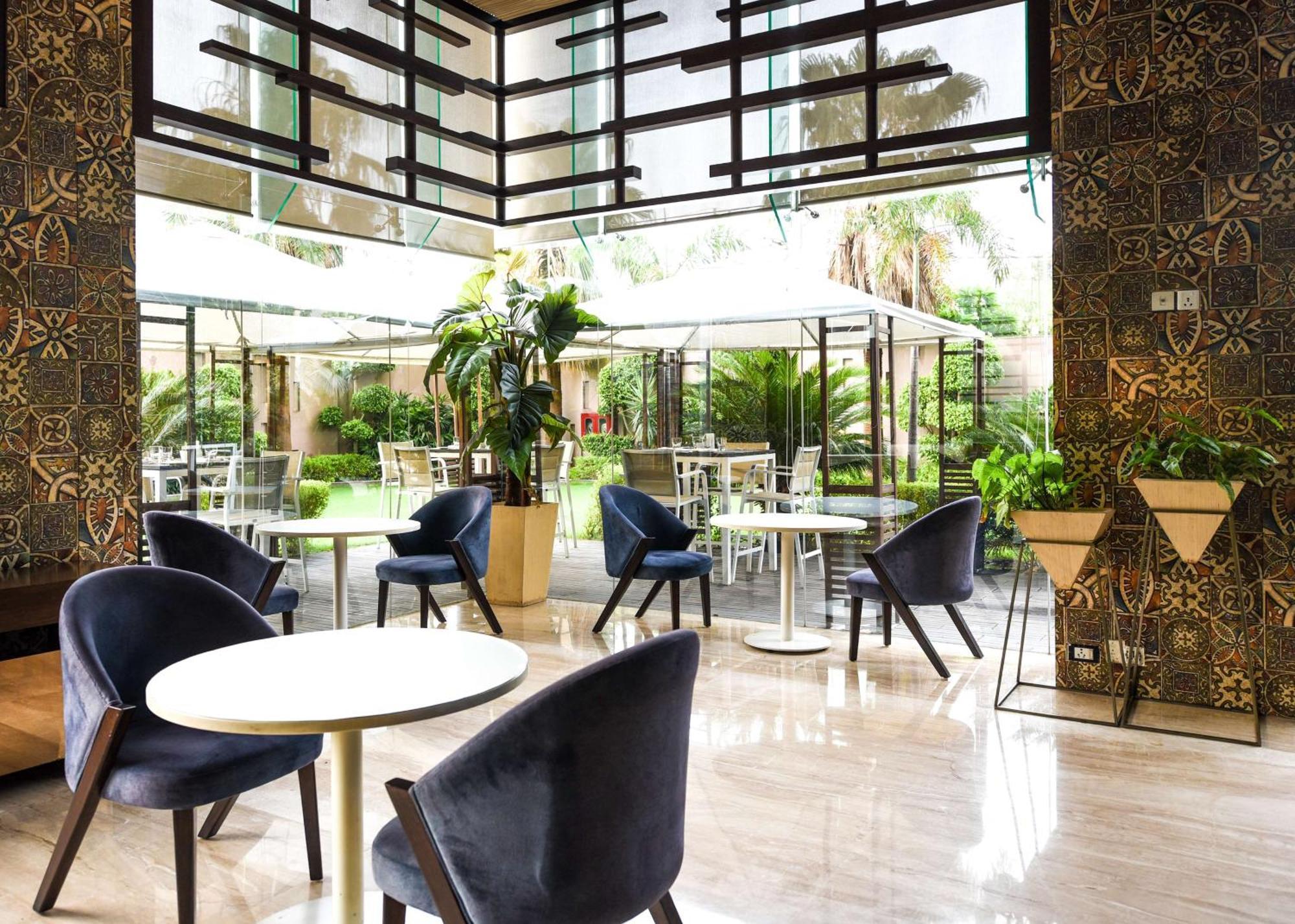 Doubletree By Hilton Gurugram Baani Square Hotel Gurgaon Exterior photo
