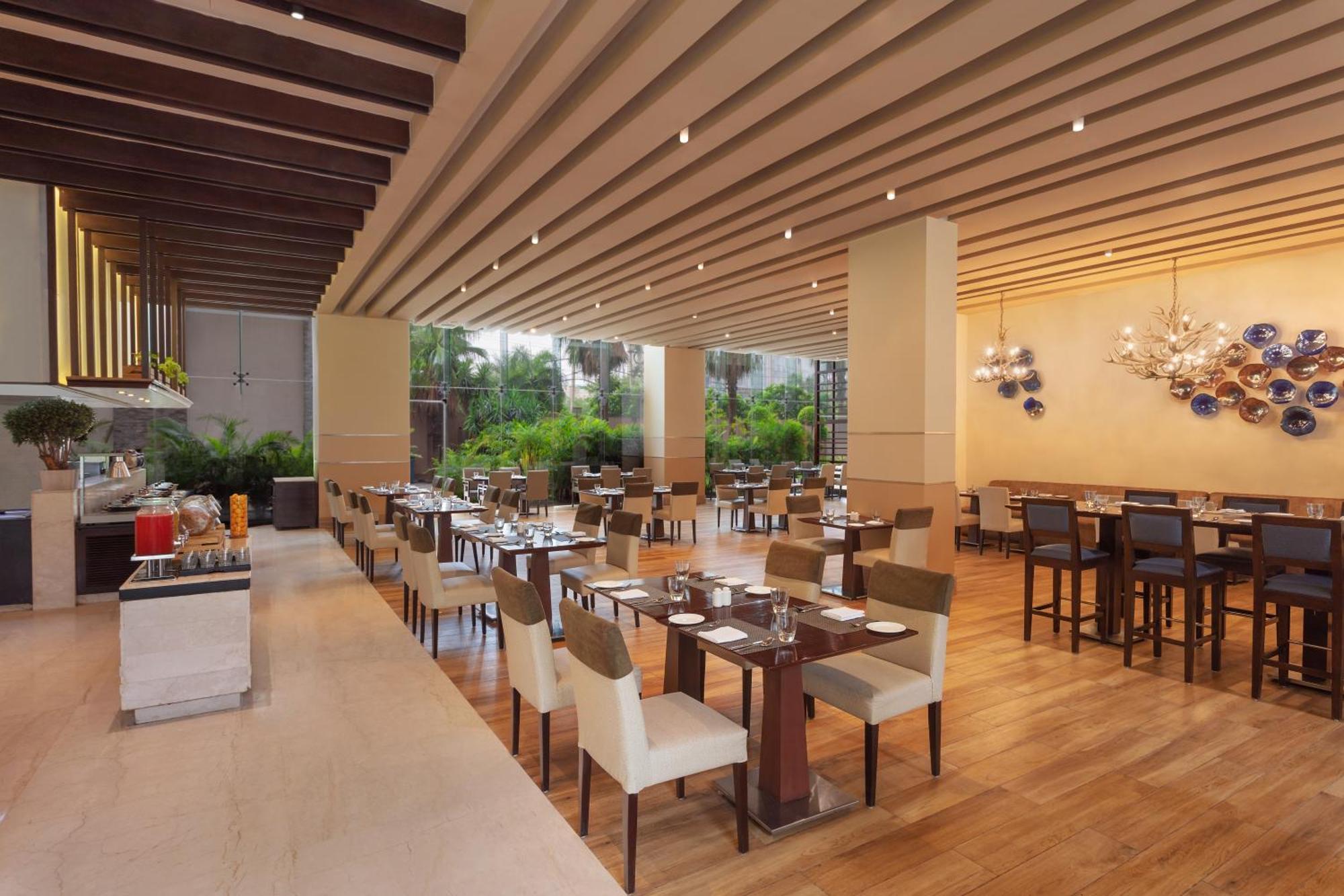 Doubletree By Hilton Gurugram Baani Square Hotel Gurgaon Exterior photo