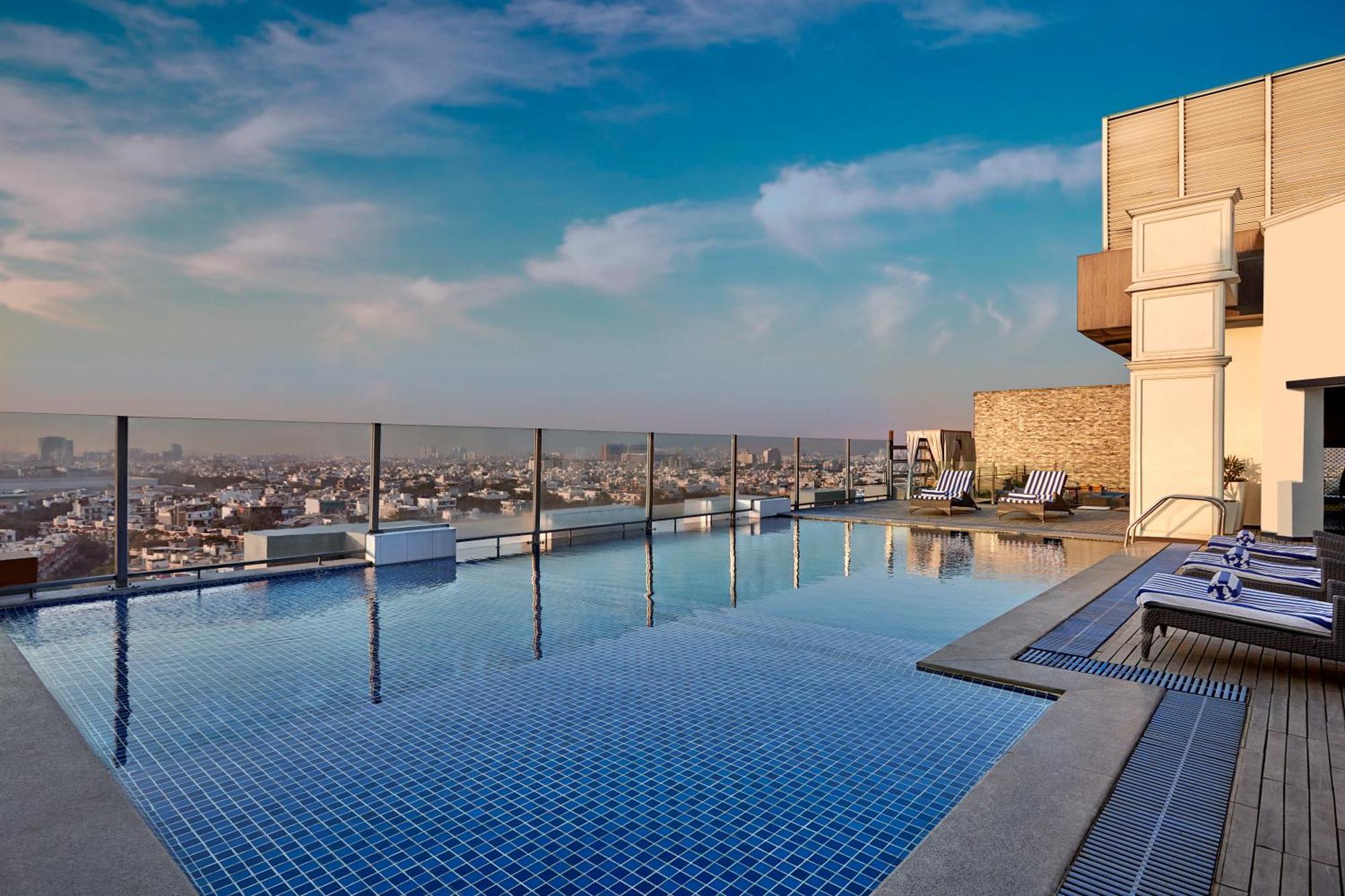 Doubletree By Hilton Gurugram Baani Square Hotel Gurgaon Exterior photo